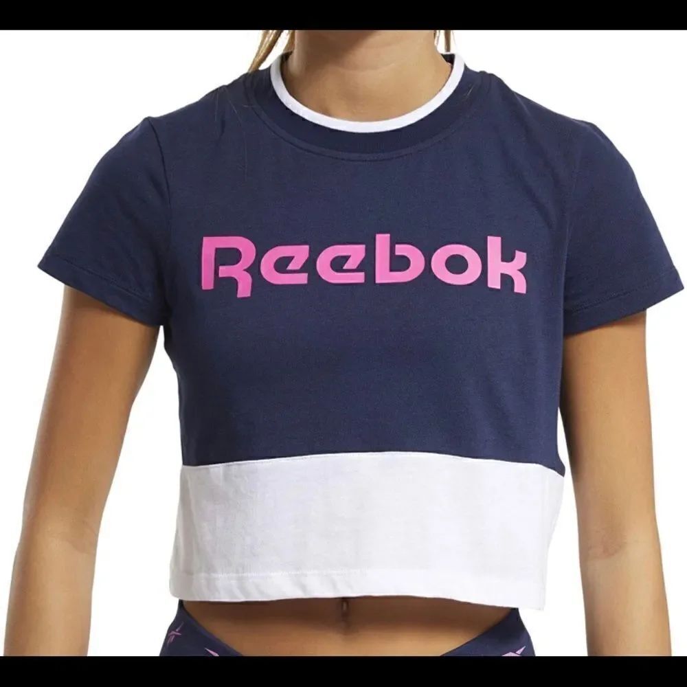 Reebok Women's Training Essentials Linear Logo Short Sleeve Crop Top - Picture 4 of 9